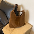 Retro oversized caramel hobo bag in velvet suede and leather for daily commute - Yellow Brown