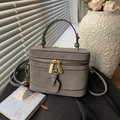 Sac seau gris à texture crocodile avec coutures blanches et zip doré élégant - Gris