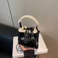 Elegante bolso tipo cubo negro con ribete de borreguillo sintético y correa ajustable - Negro