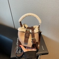 Bolso tipo cubo beige con cuero marrón y ribete de felpa blanca para llevar - Caqui