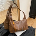 Borsa tote vintage in pelle PU marrone caramello con nappa e tracolla regolabile - Marrone con Ciondolo