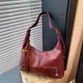 Borsa tote in ecopelle rosso scuro con ciondolo a cuore e decorazione con nappe - Rosso Vino con Ciondolo