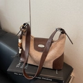 Retro brown contrast crossbody bag with suede拼接 and a beaded charm on a book - With Wood Pendant Style / Khaki