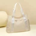 Vista detallada del bolso tote de nailon beige con correas anchas y bolsillos laterales - Blanco Roto