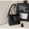 Nahaufnahme der schwarzen Tote-Bag aus genarbtem Leder mit silberner Metallschnalle - Schwarz
