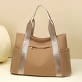 Bolso tote ligero de nailon color camello con rayas plateadas y gran capacidad interior - Tostado