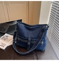 Détails du sac fourre-tout en denim bleu foncé avec double fermeture éclair et métal argenté - Bleu foncé