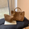 Braunes Wildleder-Beuteltaschen-Set mit Tragetasche, Reißverschlusstasche und Golddetails - Braun