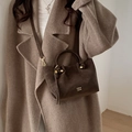 Dunkelbraune Eimer-Tasche aus Wildleder mit goldener Schnalle und Schultergurt - Braun