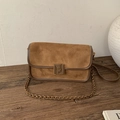 Borsa a tracolla vintage in pelle scamosciata marrone con chiusura dorata su legno antico - Scamosciato Marrone