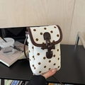 Detailansicht einer Mini-Handytasche mit Polka Dots und Retro-Hornknopf-Verschluss - Weiß Gepunktet