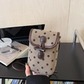 Detail der Retro-Cord-Miniumhängetasche mit Punkten und vintage Knebelknopfverschluss - Khaki Punktiert