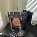 Borsa tote in nylon nero con stemma cucciolo in pelle marrone e catena dorata - Nero
