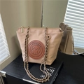 Borsa in nylon beige con toppa in pelle vintage cucciolo e tracolla a catena oro - Marrone Dorato