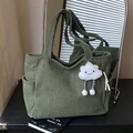 Bolso tote de pana verde oscuro con un colgante de nube blanca y bolsillo lateral externo - Verde con Colgante