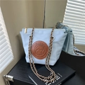 Borsa tote in nylon celeste con tracolla a catena e toppa in pelle con cucciolo - Blu