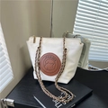 Borsa tote in nylon bianco con patch Banter e tracolla a catena dorata intrecciata - Bianco Sporco