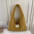 Dettaglio della borsa tote gialla pelosa con chiusura ad alamaro ed etichetta - Giallo