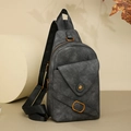Detalle del bolso bandolera gris oscuro con bolsillo de solapa y correa de nailon - Negro