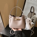 Chic pink bucket bag in pebble leather with a cute white bunny charm and gold lock - With Charm / Mauve Grey