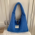 Borsa tote in peluche blu con chiusura ad alamaro e toppa bianca 'SEE YOU' sul davanti - Blu