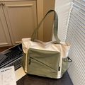 Grande borsa tote in nylon crema con tasche verde oliva e ampi spallacci confortevoli - Verde