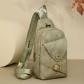 Bolso de pecho para mujer en cuero sintético mate verde claro con correa ancha - Verde