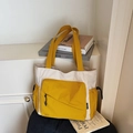 Elegante borsa tote in nylon giallo e crema con tasche funzionali e ampi spallacci - Giallo