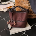 Sac seau en daim marron foncé avec surpiqûres blanches et charme de chiot en peluche - Café avec Pendentif