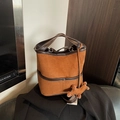 Sac seau en daim marron avec bordure en cuir et breloque chiot, style élégant porté main - Marron avec pendentif