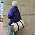 Große cremeweiße Reisetasche mit schwarzen Gurten für Sport und kurze Ausflüge - Khaki