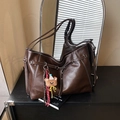 Deep brown oversized tote bag in faux leather with a cute plush bear pendant - With Pendant / Brown