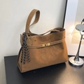 Sac fourre-tout en cuir marron mat avec boucles dorées et breloque de raquette de tennis - Marron avec pendentif