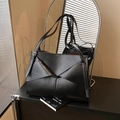 Sac fourre-tout noir en cuir avec rabats géométriques et finitions en métal argenté - Noir