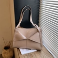 Sac fourre-tout beige en cuir avec rabat triangulaire géométrique et fines bretelles - Kaki
