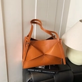 Sac sous le bras en cuir marron caramel avec design plié asymétrique pour l'automne - Marron