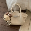 Sac seau élégant crème en cuir texturé avec un joli charme d'ours en peluche - Avec Pendentif / Blanc