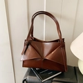 Sac à épaule vintage en cuir marron foncé avec rabat géométrique et bandoulière fine - Marron