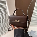 Sac à main minimaliste marron foncé avec fermoir rotatif argenté et poignée ronde - Marron