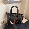 Bolso cubo negro minimalista con hebilla dorada y colgante de ábaco vintage elegante - Con Colgante / Negro