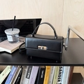 Petit sac carré noir brillant avec fermoir rotatif argenté et bandoulière fine - Noir