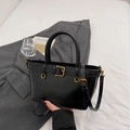 Elegante bolso de mano negro estructurado con hebilla dorada y cuero brillante - Negro (Sin Colgante)