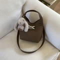Sac seau en cuir marron avec fermoir tournant en métal argenté et breloque lapin - Marron avec pendentif