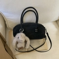 Dettaglio borsa Boston nera opaca con ciondolo a forma di coniglio in peluche morbido - Nero con ciondolo