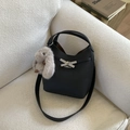 Détail du sac seau en cuir litchi noir avec fermoir argenté et breloque lapin en peluche - Noir avec pendentif