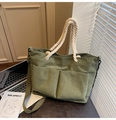 Détail d'un sac fourre-tout en velours côtelé vert avec anses en coton et doubles poches - Vert
