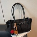 Borsa tote in camoscio nero minimalista con manici in pelle e ciondolo decorativo - Nero con ciondolo