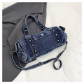 Dettaglio della borsa bowling in denim blu con rivetti argentati e tracolla regolabile - Blu scuro