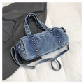 Dettaglio della borsa bowling in denim vintage con borchie metalliche e trama blu lavato - Azzurro