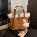 Sac seau marron en peluche avec bordure en fausse fourrure blanche et bandoulière - Avec Pendentif / Marron